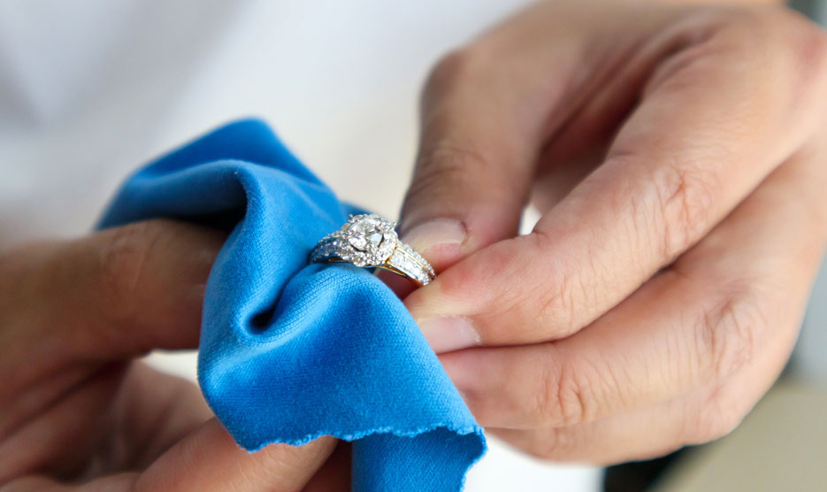 Pflege-, Reinigungs- und Aufbewahrungstipps für Schmuck
