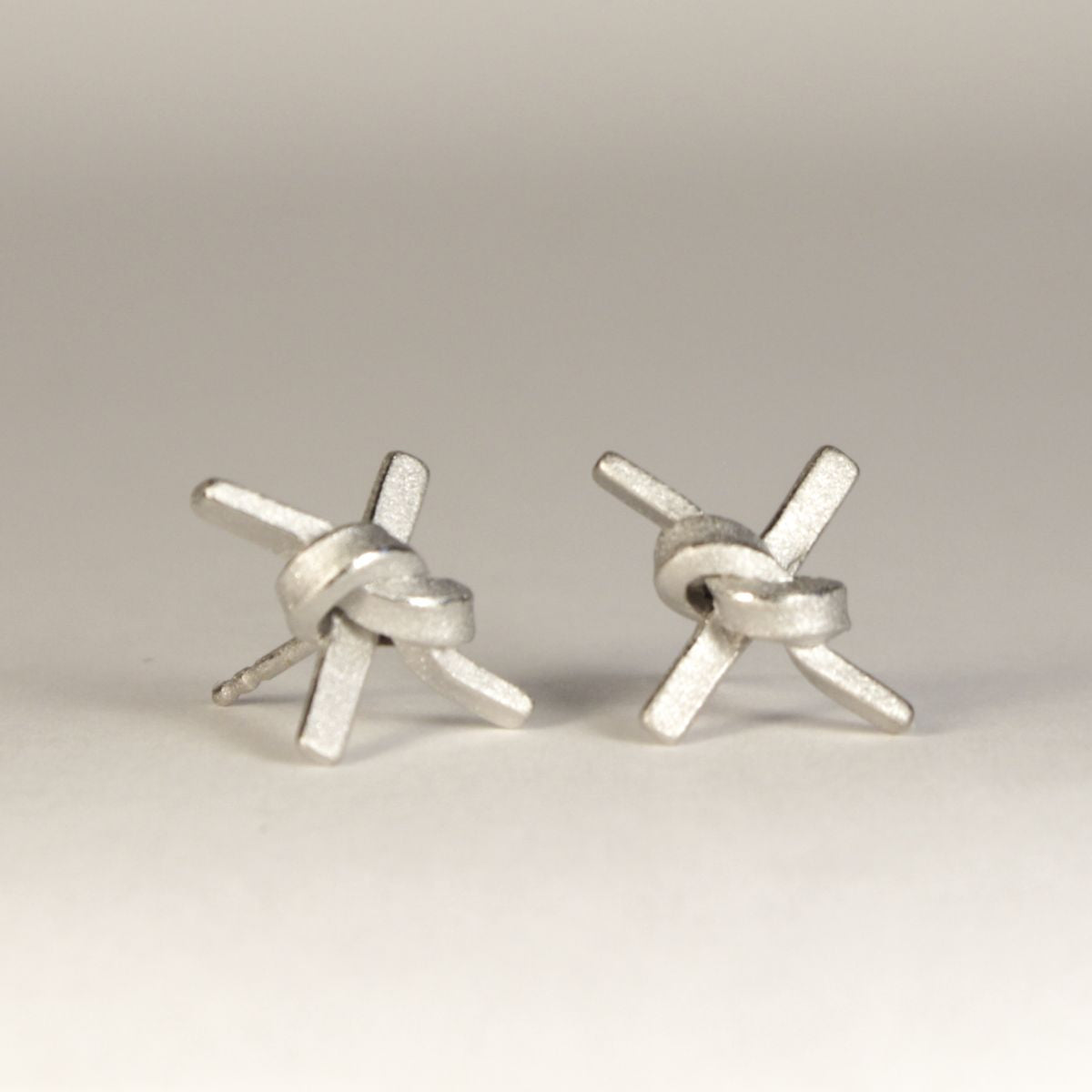 Ohrstecker Knotenschmuck Kreuz OST-24